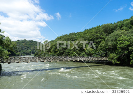 Uji河和Amagase吊橋的風景上升由於水壩釋放 Uji河和Amagase吊橋的風景上升由於水壩釋放 33836901