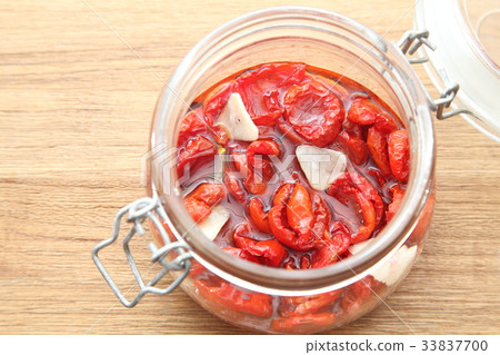 裝瓶木桌拷貝空間的干蕃茄 33837700