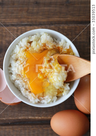 棕色生雞蛋配醬油和碎蛋黃 33839513