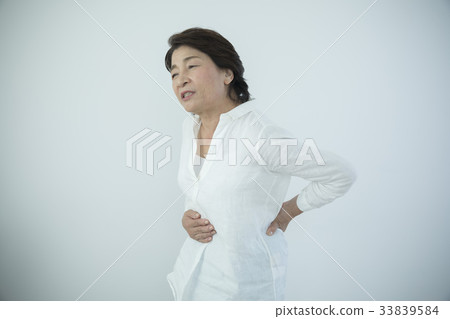 背痛高級女人的症狀 背痛高級女人的症狀 33839584