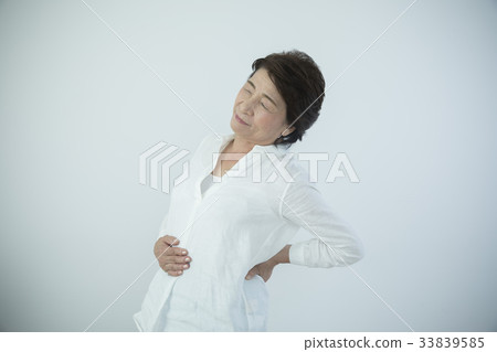 背痛高級女人的症狀 背痛高級女人的症狀 33839585