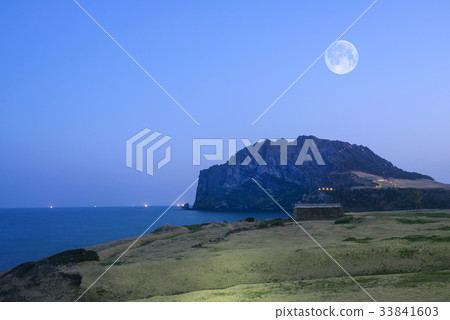 Full moon, Seongsan Ilchulbong, Seongsan-eup, Seogwipo-si, Jeju-do 33841603