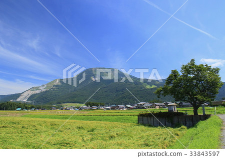 It is an autumn sunny rural landscape and Anoguchi Jizozan and Ibukiyama It is an autumn sunny rural landscape and Anoguchi Jizozan and Ibukiyama 33843597