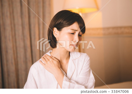 Women shoulder stiffness Women shoulder stiffness 33847006