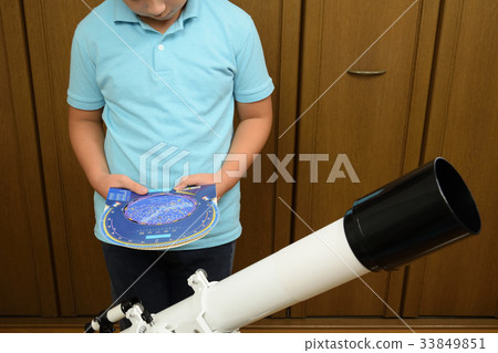 明星觀察男孩看著星座星座 33849851