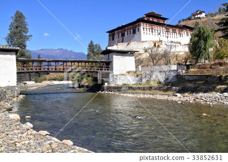 Paro Rinpung Dzong, The traditional Bhutan palace Paro Rinpung Dzong, The traditional Bhutan palace 33852631