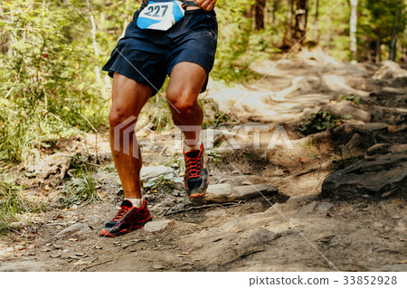 dynamic men running 33852928