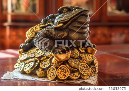 Jin Chan or money toad souvenir 33852975