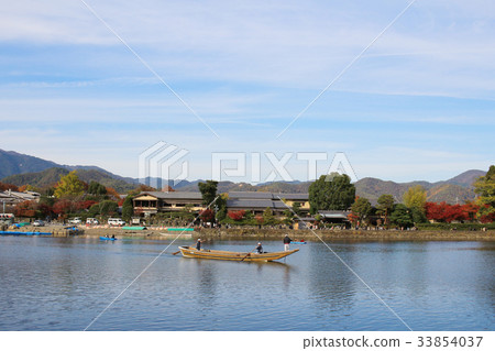 Katsura River in front of Arashiyama Mountain Katsura River in front of Arashiyama Mountain 33854037
