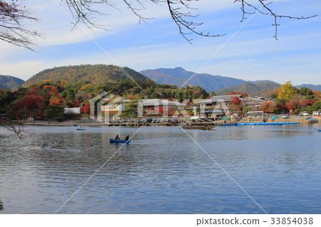 Katsura River in front of Arashiyama Mountain Katsura River in front of Arashiyama Mountain 33854038