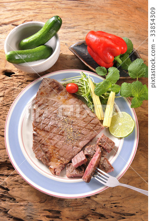Grilled steak, steak, meat, beef, corn shoots, cucumbers, bean sprouts, sweet peppers, vegetables 33854309