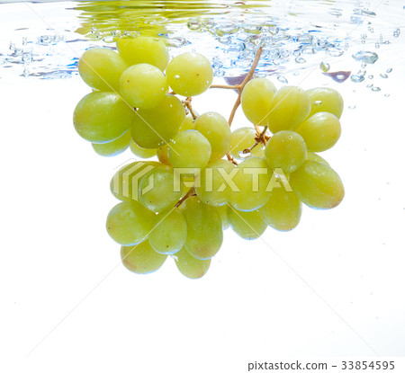 Grapes in the water Grapes in the water 33854595
