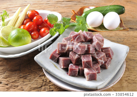 骰子肉,肉,牛肉,雞蛋,蔬菜,薄荷,番茄,檸檬 33854612