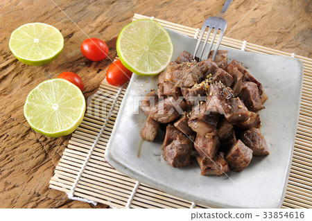 Hazelnut meat, meat, beef, vegetables, lemon, tomato Hazelnut meat, meat, beef, vegetables, lemon, tomato 33854616