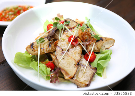 Grilled King Oyster Mushroom , Eryngii slices 33855888