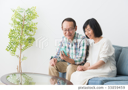 Online smartphone senior 33859459