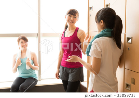 放鬆在更衣室的婦女 放鬆在更衣室的婦女 33859735