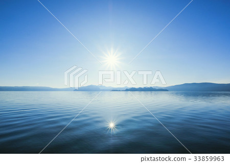 湖面反射太陽 湖面反射太陽 33859963
