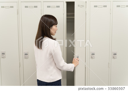 女員工打開儲物櫃 33860307