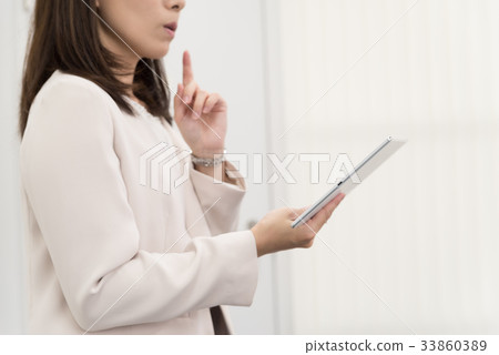 操作片劑的女性僱員 操作片劑的女性僱員 33860389