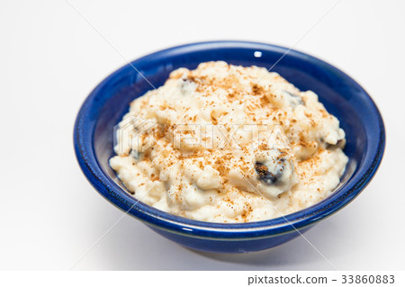 Rice Pudding with cinnamon and raisins preparation Rice Pudding with cinnamon and raisins preparation 33860883