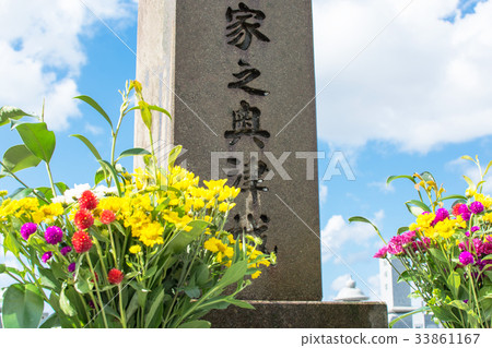 Old tombstones and flowers 33861167