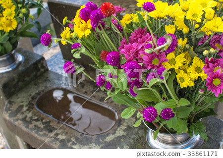 Old tombstones and flowers Old tombstones and flowers 33861171