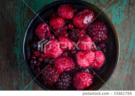 frozen berries, black currant, red currant 33861788