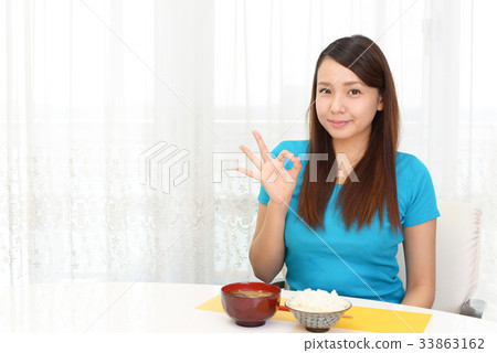 一個女人享受一頓飯 33863162