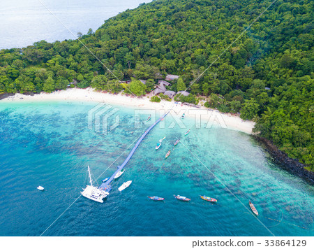 Aerial view or top view of tropical island beach  33864129