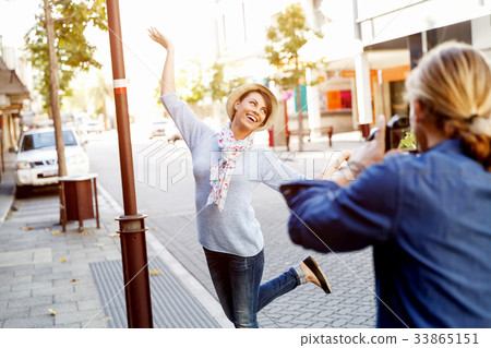 Smiling couple with the camera 33865151