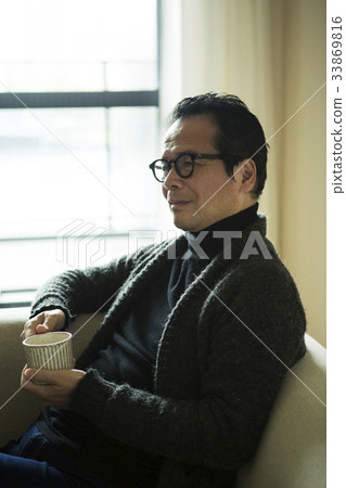 60歲的男子帶著馬克杯 33869816