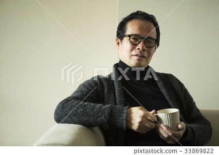 60歲的男子帶著馬克杯 33869822