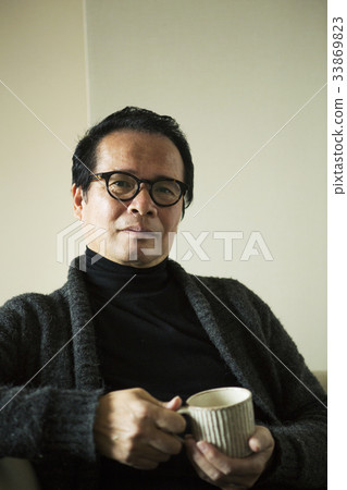 60歲的男子帶著馬克杯 33869823