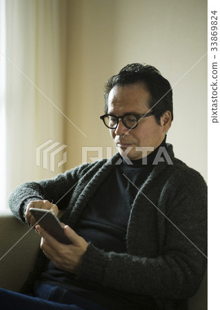60年代人操作智能手機 33869824