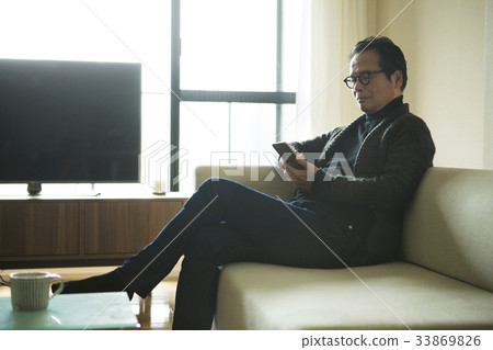 60年代人操作智能手機 33869826