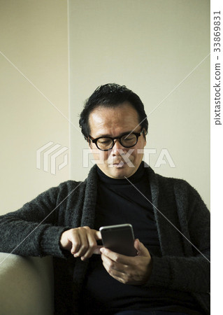 60年代人操作智能手機 33869831