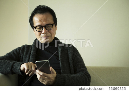 60年代人操作智能手機 33869833