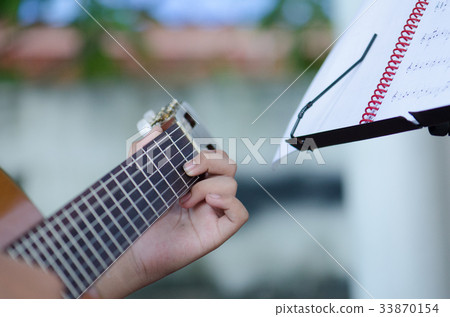 The children play the classic guitar happily. The children play the classic guitar happily. 33870154