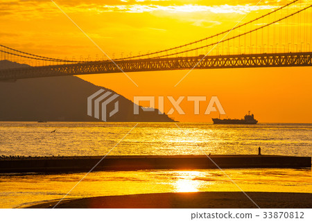 Akashi Kaikyo橋樑的晚上視圖 Akashi Kaikyo橋樑的晚上視圖 33870812