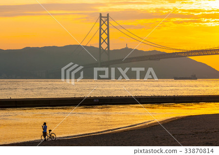Akashi Kaikyo橋樑的晚上視圖 33870814