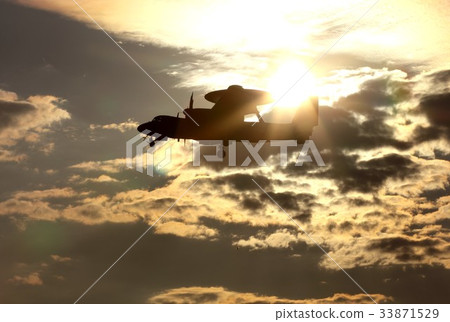 美國海軍艦載E-2 C鷹眼預警機在美麗的夕陽中飛行 美國海軍艦載E-2 C鷹眼預警機在美麗的夕陽中飛行 33871529