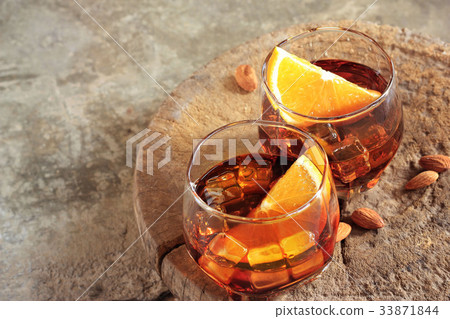 whiskey drinks with ice and lemon on wooden  33871844
