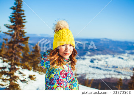 woman in hat in the mountains in winter 33873568