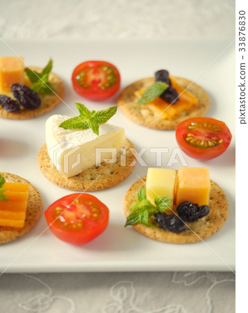 Variety cheese canapé square plate (vertical position) 33876830