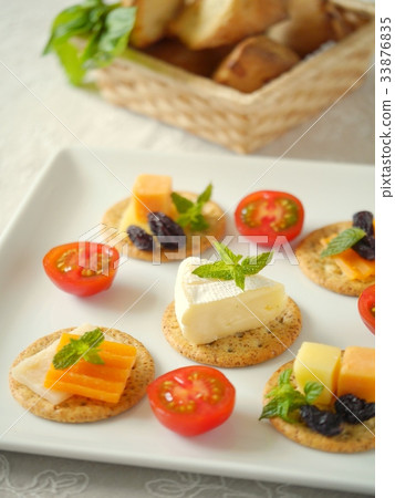 各種奶酪小吃和烤餅方盤（垂直位置） 33876835