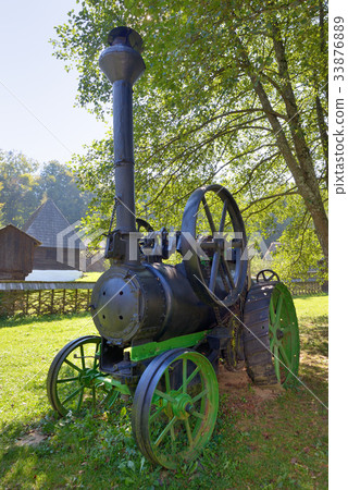 Old fashionned thresher Old fashionned thresher 33876889