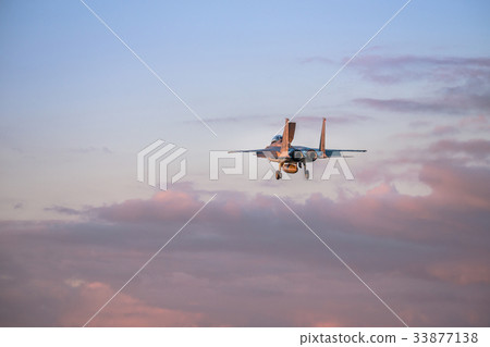 滑動在晚上天空的戰鬥機 33877138