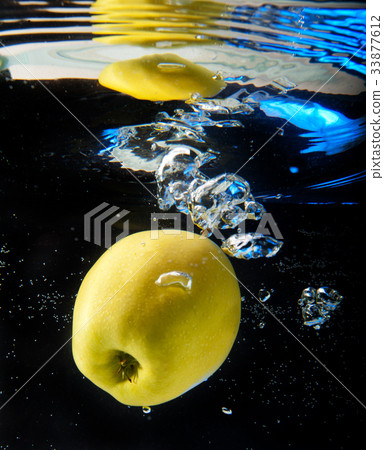 apple in water 33877612