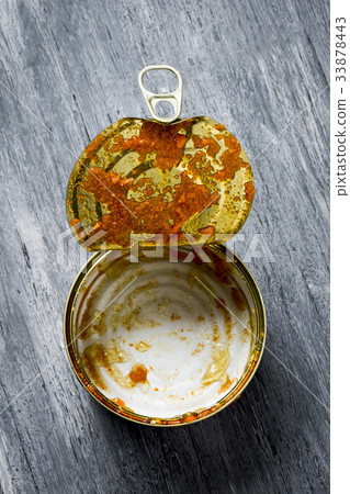 empty can on a rustic wooden table 33878443